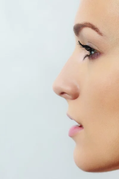 Retrato de beleza de perfil de menina com cabelo loiro — Fotografia de Stock