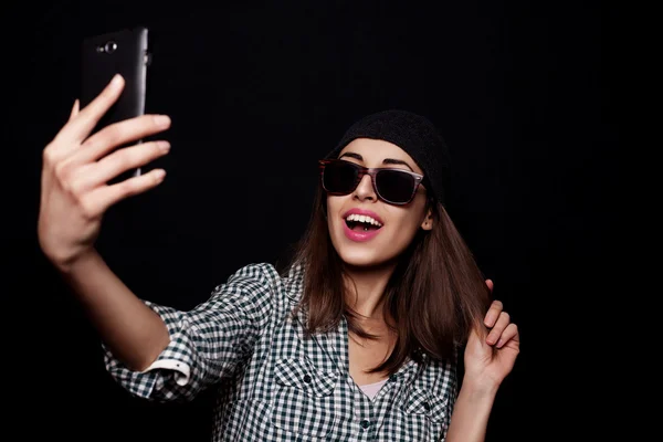 Hipster-Mädchen fotografiert Smartphone-Selbstporträt, — Stockfoto