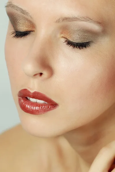 Retrato de beleza de perfil de menina com cabelo loiro — Fotografia de Stock