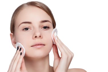 pamuk yastık kullanan kadın