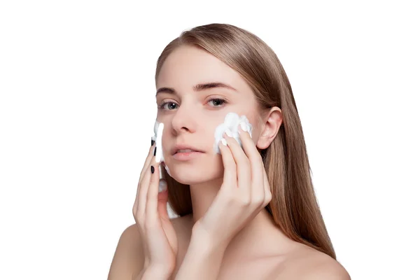 Hermosa cara de limpieza mujer con tratamiento de espuma fondo de luz — Foto de Stock