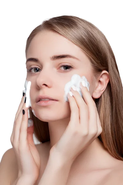 Hermosa cara de limpieza mujer con tratamiento de espuma fondo de luz — Foto de Stock