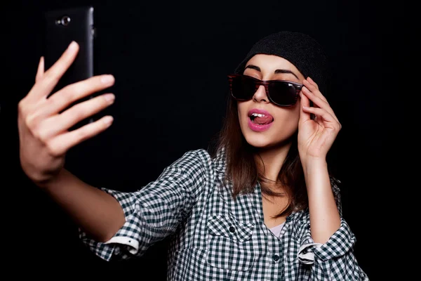 Close-up portrait brunette makes selfie — Stock Fotó