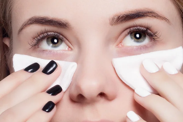 Woman using cotton pad — Stock Photo, Image