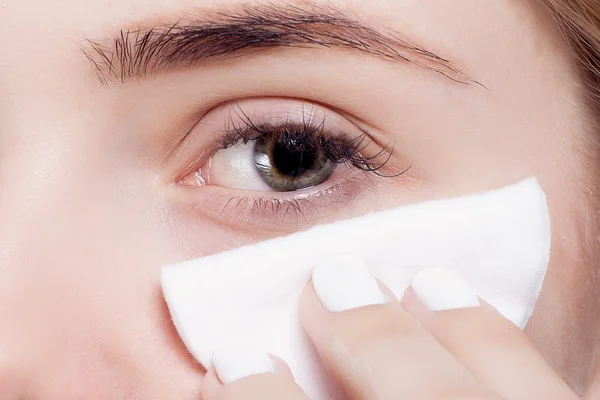 Woman using cotton pad — Stock Photo, Image