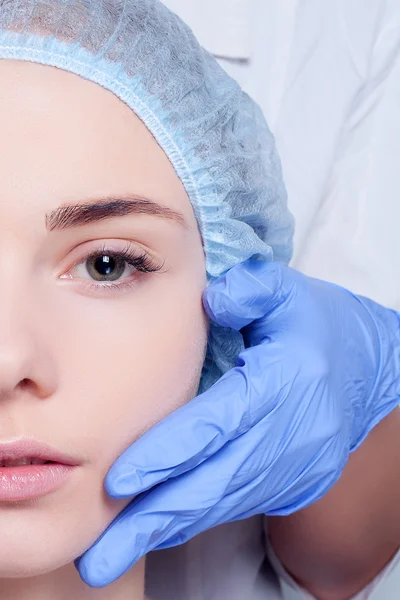 美しさの女性の顔の外科をクローズ アップの肖像画 — ストック写真