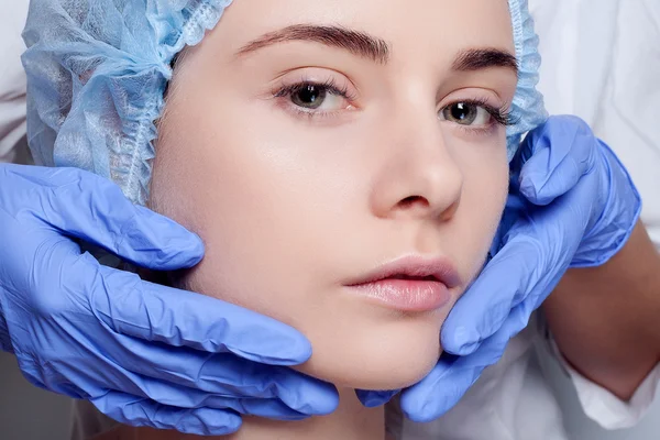 Schoonheid vrouw gezicht chirurgie close-up portret — Stockfoto
