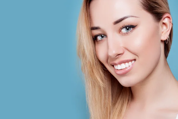 Hermosa mujer sonriendo — Foto de Stock