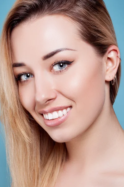 Mulher bonita sorrindo — Fotografia de Stock