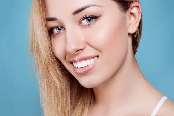 Mulher bonita sorrindo — Fotografia de Stock