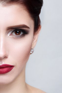 mükemmel cilt ve şarap dudakları ile güzel kız