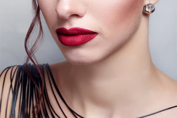 Hermosa chica con la piel perfecta y labios de vino — Foto de Stock