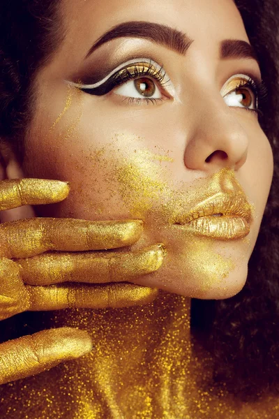 Retrato de menina mágica em ouro. Maquiagem dourada — Fotografia de Stock