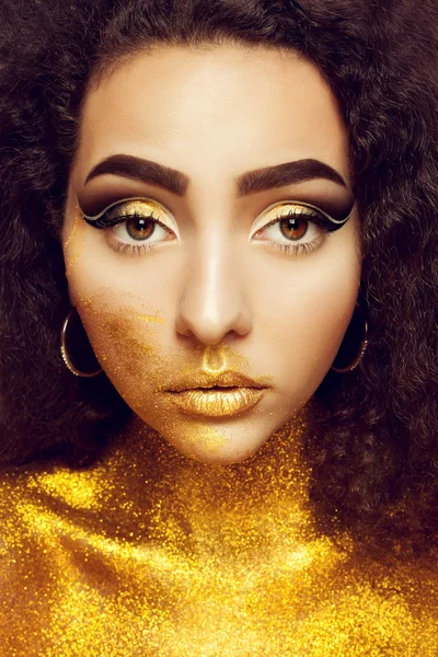 金の魔法少女の肖像画。黄金の化粧 — ストック写真