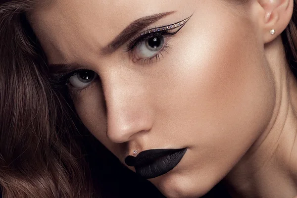 Красота черный макияж губ — стоковое фото