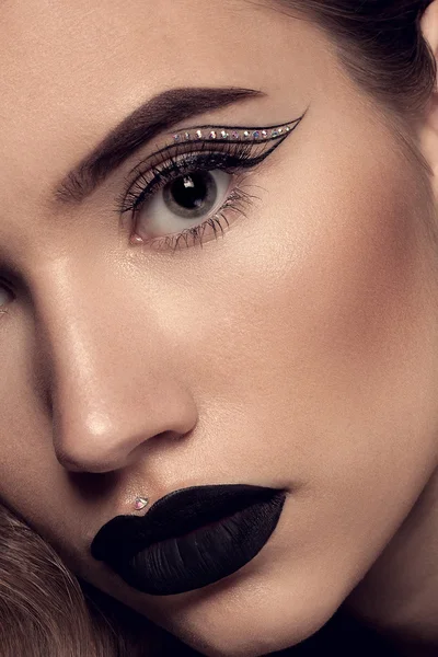 Красота черный макияж губ — стоковое фото