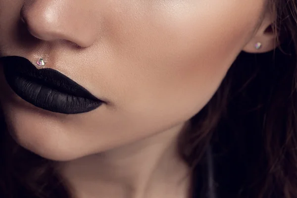 Maquillaje de labios negro de belleza — Foto de Stock