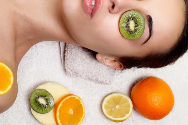 Masques naturels pour le visage aux fruits faits maison — Photo