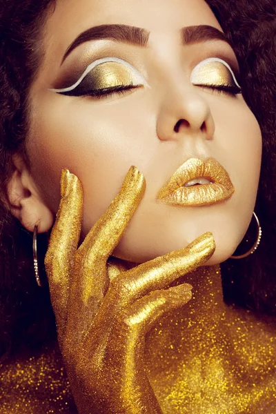 Portrait de fille magique en or. Maquillage doré — Photo
