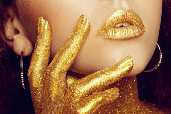 Magiska flicka porträtt i guld. gyllene makeup — Stockfoto