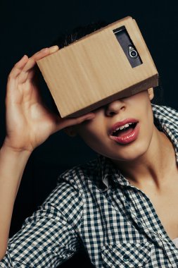 Renk atış karton ile arayan genç bir kadın