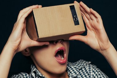 Renk atış karton ile arayan genç bir kadın