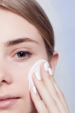 pamuk yastık kullanan kadın