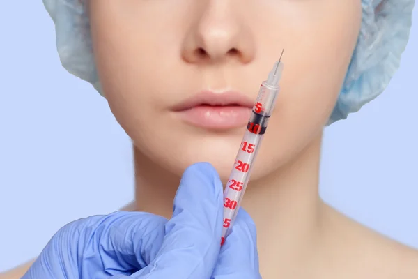 Aantrekkelijke jonge vrouw krijgt cosmetische injectie — Stockfoto