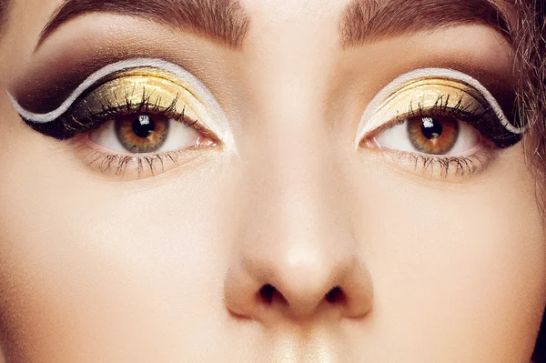 Retrato de menina mágica em ouro. Maquiagem dourada — Fotografia de Stock