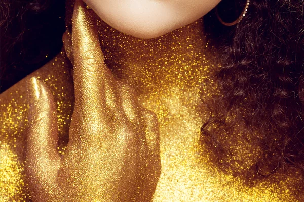 Magiska flicka porträtt i guld. gyllene makeup — Stockfoto