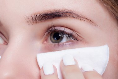 pamuk yastık kullanan kadın