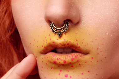 Kızıl saçlı ve parlak makyajlı güzel bir kadın.