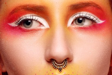 Kızıl saçlı ve parlak makyajlı güzel bir kadın.