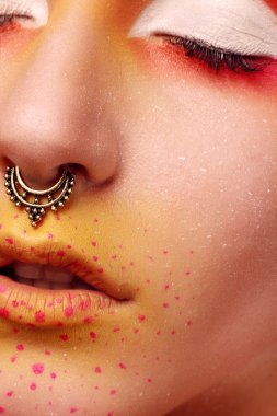 Kızıl saçlı ve parlak makyajlı güzel bir kadın.