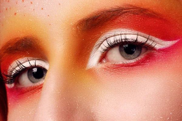 Mujer hermosa con el pelo rojo y maquillaje brillante —  Fotos de Stock