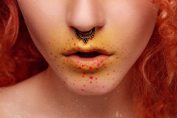 Krásná žena s červenými vlasy a světlé make-up — Stock fotografie