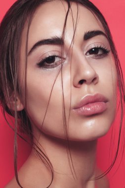 Parlak pembe poz güzel genç kadın