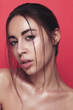 Parlak pembe poz güzel genç kadın