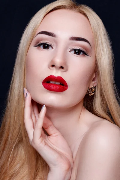 Mooie jonge model vrouw met rode lippen — Stockfoto