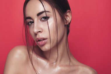 Parlak pembe poz güzel genç kadın