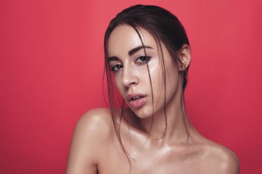 Parlak pembe poz güzel genç kadın