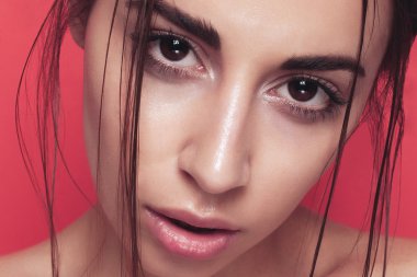 Parlak pembe poz güzel genç kadın