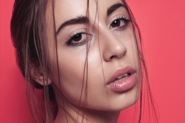 Parlak pembe poz güzel genç kadın