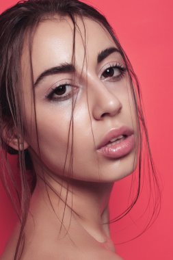 Parlak pembe poz güzel genç kadın
