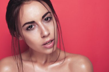 Parlak pembe poz güzel genç kadın