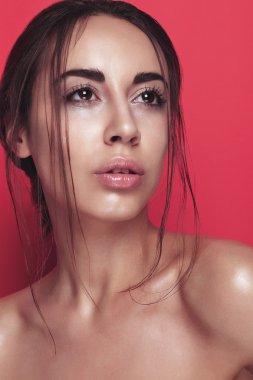 Parlak pembe poz güzel genç kadın