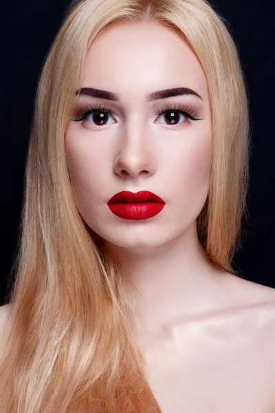 Hermosa joven modelo mujer con labios rojos — Foto de Stock