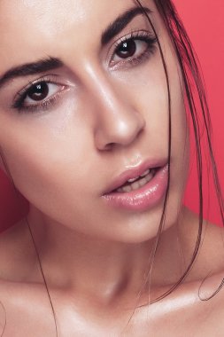 Parlak pembe poz güzel genç kadın