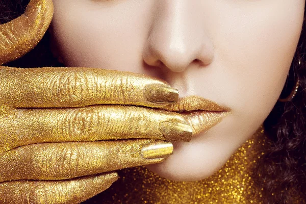 Retrato de menina mágica em ouro. Maquiagem dourada — Fotografia de Stock