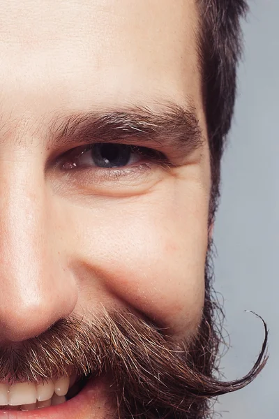 서, 잘생긴 수염된 남자의 초상화 절연 회색 배경 — 스톡 사진